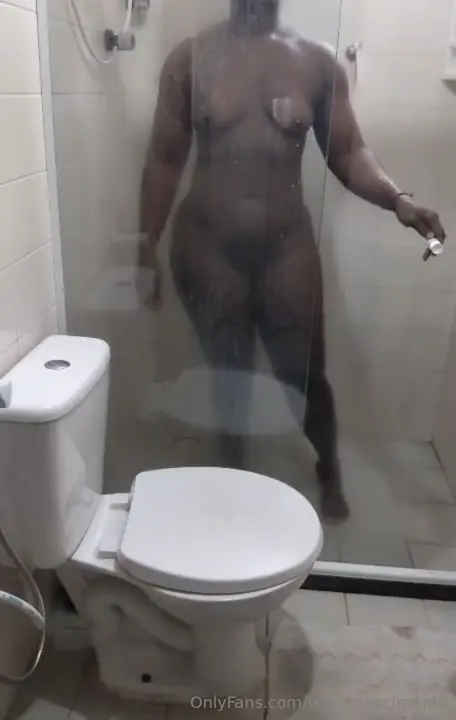 Pretinha Odara Nascimento na intimidade, toda despida, aproveitando um banho refrescante Pretinha Odara Nascimento na intimidade, toda despida, aproveitando um banho refrescante