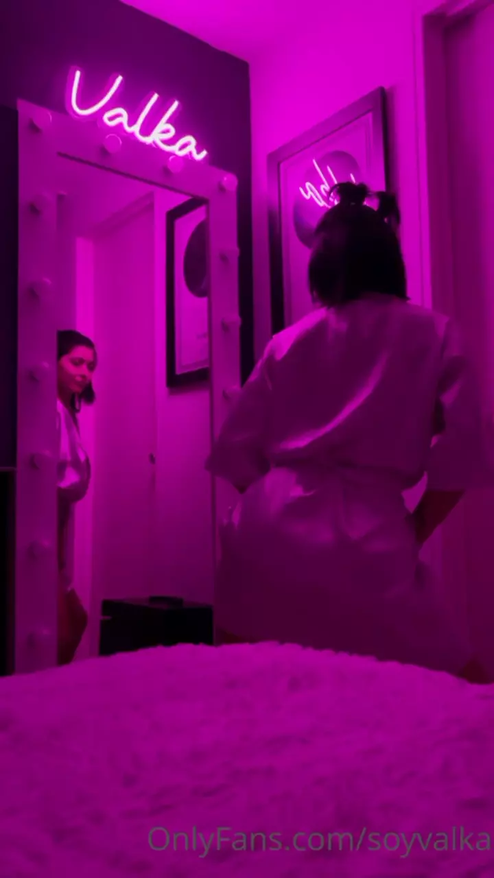 Vídeo da Valka rebolando de roupão no quarto Vídeo da Valka rebolando de roupão no quarto