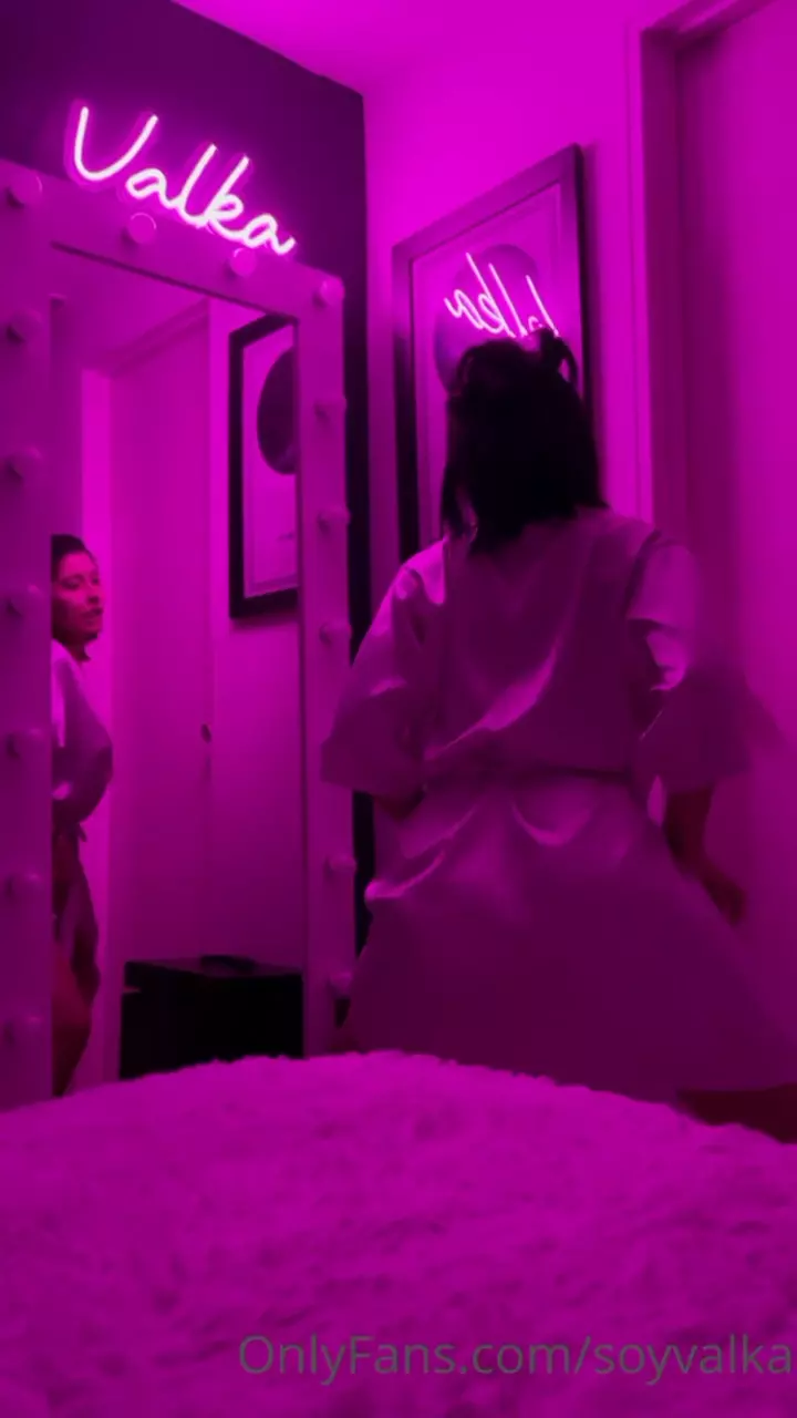 Vídeo da Valka rebolando de roupão no quarto Vídeo da Valka rebolando de roupão no quarto