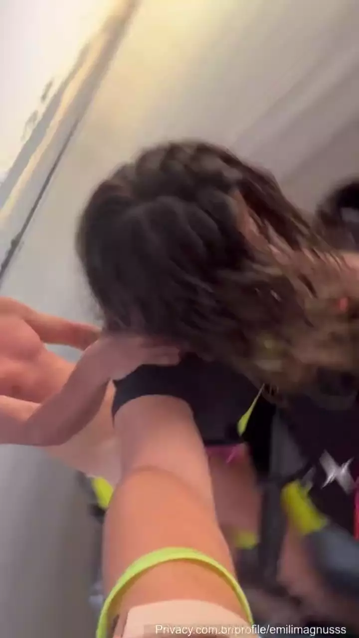 Vídeo da gata Emili Manus se divertindo em cima do jetski Vídeo da gata Emili Manus se divertindo em cima do jetski