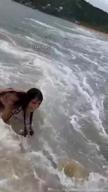 Vicky Harper, toda gostosinha, de quatro com a bundinha molhadinha na praia