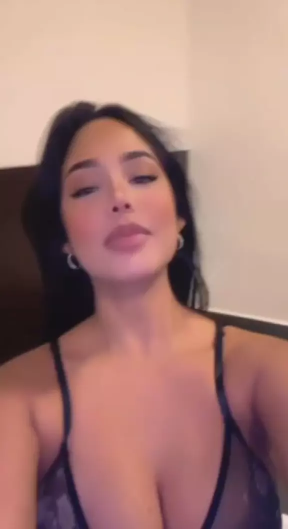 Morena danada chamando a atenção toda sensual Morena danada chamando a atenção toda sensual