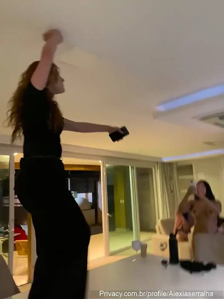 Vídeo picante da Alexia Serralha na farra com as amigas! Vídeo picante da Alexia Serralha na farra com as amigas!