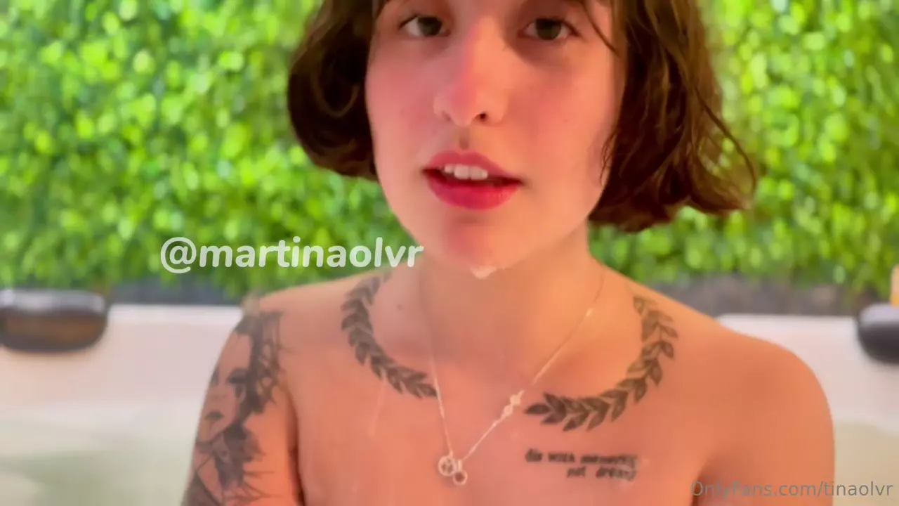 Martina Olvr toda nua na banheira, bem à vontade e se exibindo Martina Olvr toda nua na banheira, bem à vontade e se exibindo