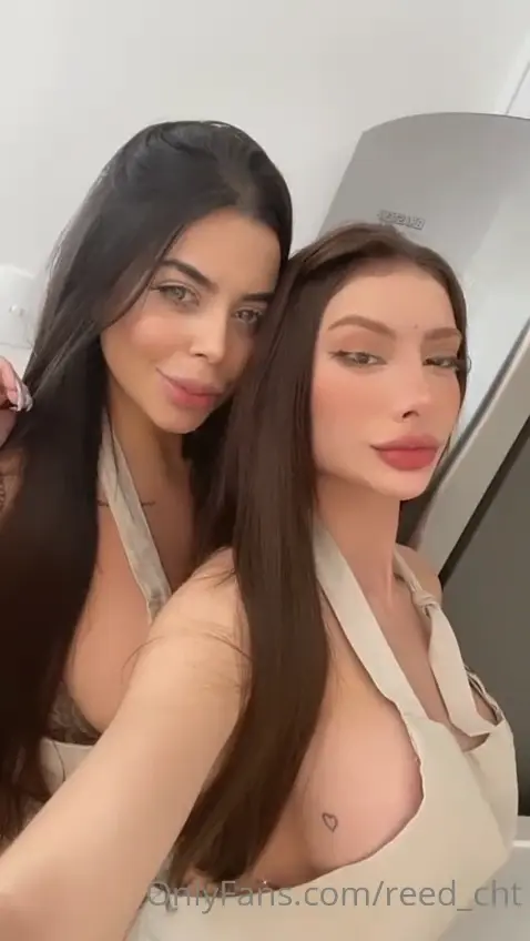 A maravilhosa Reed_cht gravou um vídeo com sua amiga gata! A maravilhosa Reed_cht gravou um vídeo com sua amiga gata!
