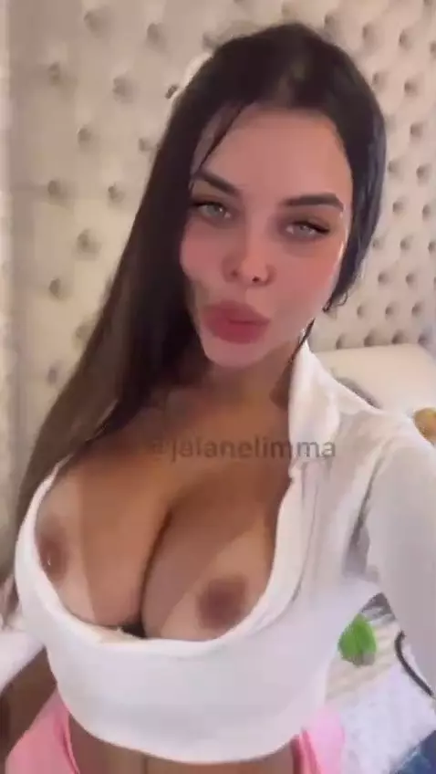 Vídeo da Jaiane Limma subindo a saia e exibindo a bucetinha Vídeo da Jaiane Limma subindo a saia e exibindo a bucetinha