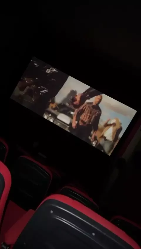 Karlyane Menezes em um vídeo picante no cinema brasileiro Karlyane Menezes em um vídeo picante no cinema brasileiro