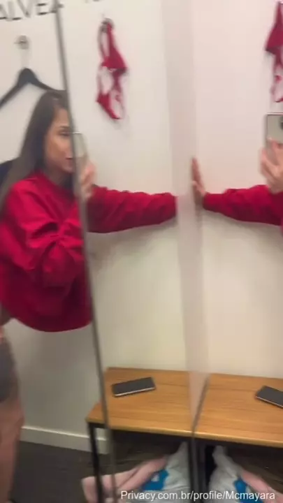Olha a Mc Mayara arrasando no banheirão!