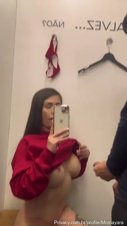 Olha a Mc Mayara arrasando no banheirão!